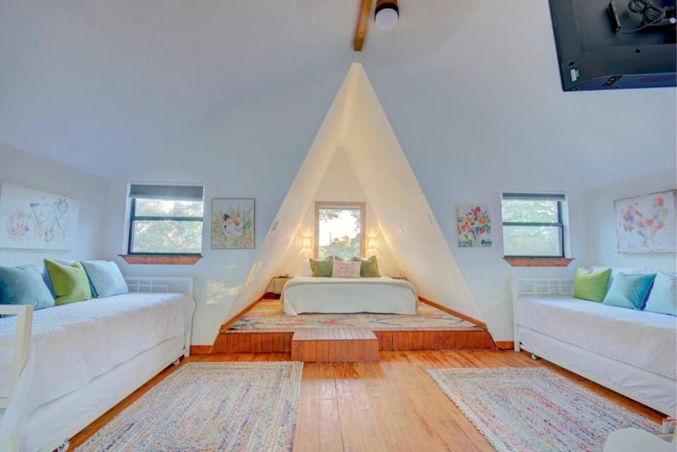 NEW Treehouse at Link Lane 2 Acres w Hot Tub House in Wimberley