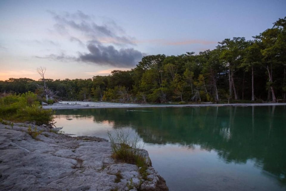 NEW Treehouse at Link Lane 2 Acres w Hot Tub House in Wimberley