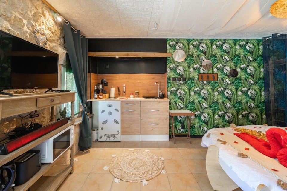 Property building, Kitchen or kitchenette, Living room