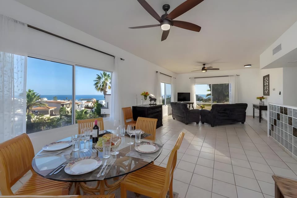 TV and multimedia, Kitchen or kitchenette, Living room, Seating area, Dining area, fireplace