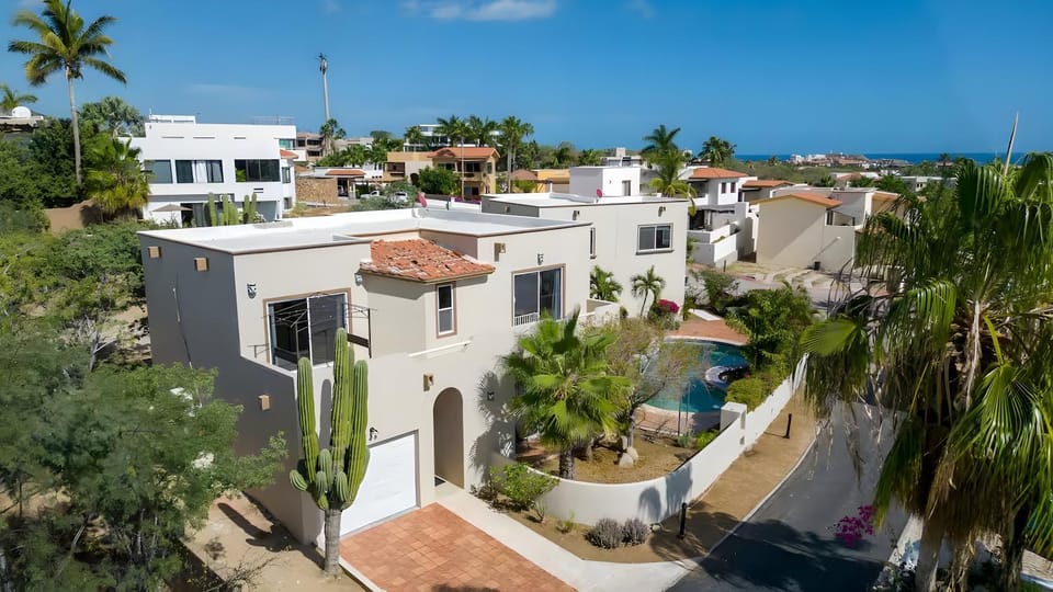 Property building, Day, Neighbourhood, Natural landscape, Bird's eye view, Garden, Garden, City view, Garden view, Pool view, Sea view, Street view, Swimming pool