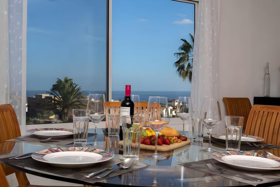 Natural landscape, Food and drinks, Dining area, Food, Sea view, Lunch, Dinner, Drinks, Alcoholic drinks