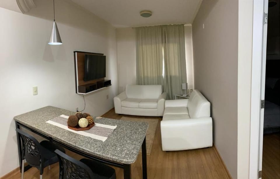 Apto para CASAL com bela VISTA, 2 camas de Solteiro, COZINHA COMPLETA, PISCINA, SAUNA, PORTARIA 24h e GARAGEM Apartment hotel in State of Goiás