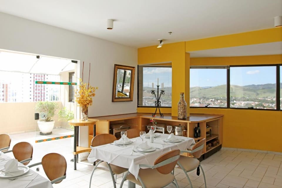 Apto para CASAL com bela VISTA, 2 camas de Solteiro, COZINHA COMPLETA, PISCINA, SAUNA, PORTARIA 24h e GARAGEM Apartment hotel in State of Goiás