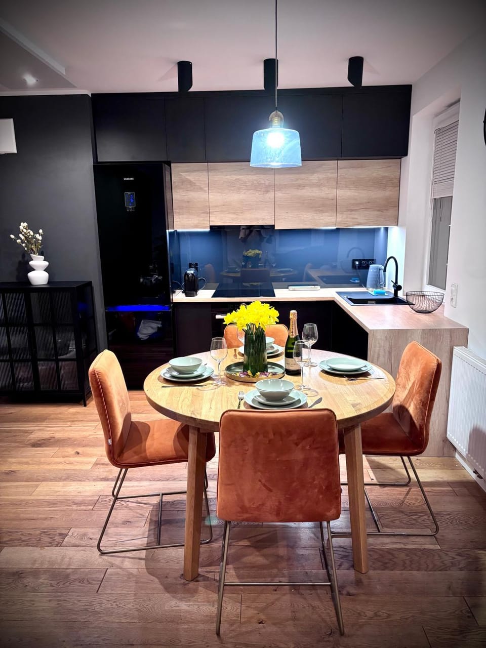Kitchen or kitchenette, Dining area