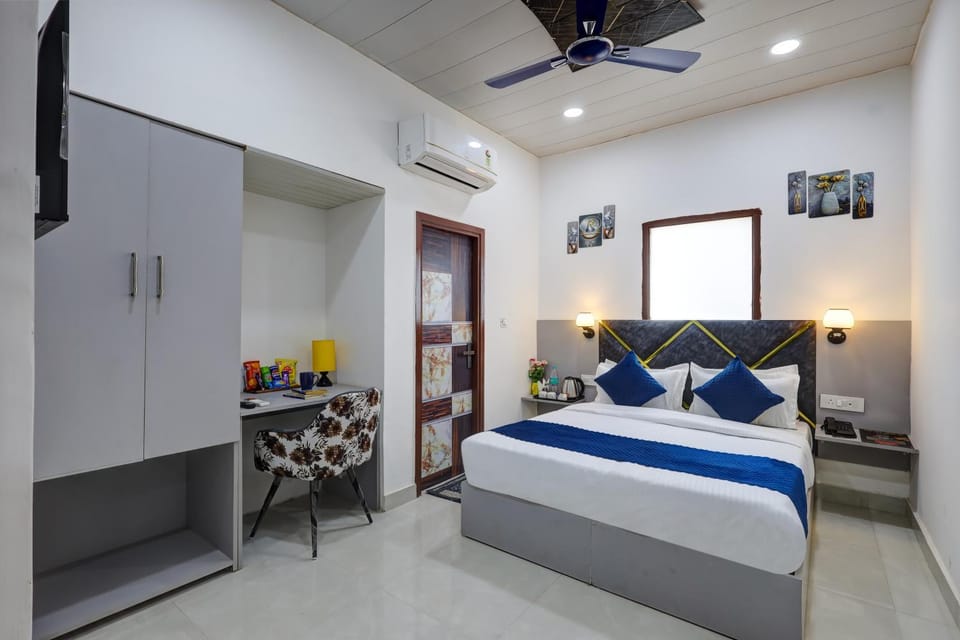 Bed, TV and multimedia, Photo of the whole room, Bedroom, wardrobe, air conditioner