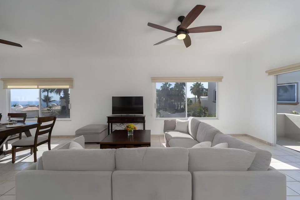 Communal lounge/ TV room, TV and multimedia, Living room, Seating area, Dining area, Evening entertainment