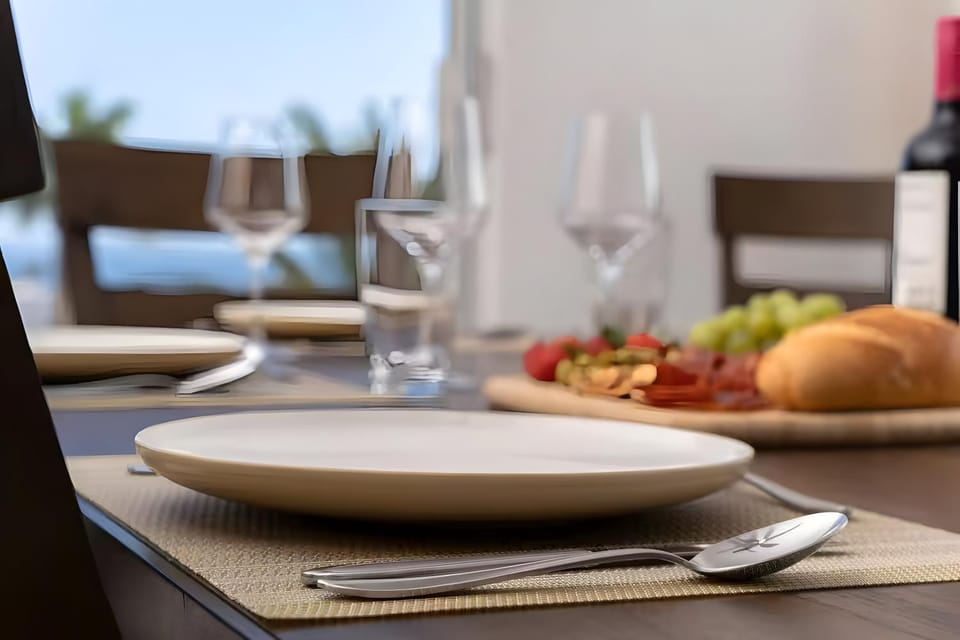 Food and drinks, Dining area, Food, Lunch, Dinner, Drinks, Alcoholic drinks