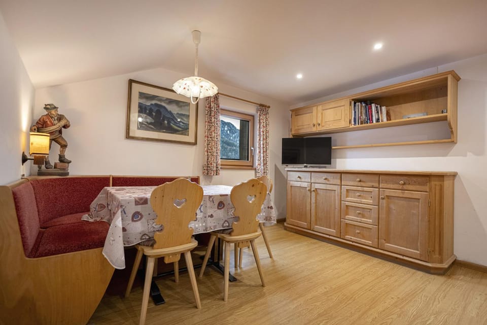 Communal lounge/ TV room, TV and multimedia, Living room, Seating area, Dining area, pet friendly