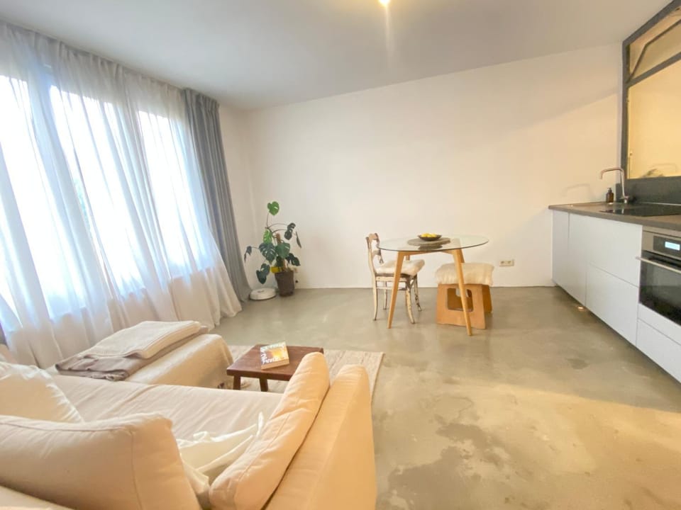 Modern Sunny Flat in Neukolln Bed and Breakfast in Berlin