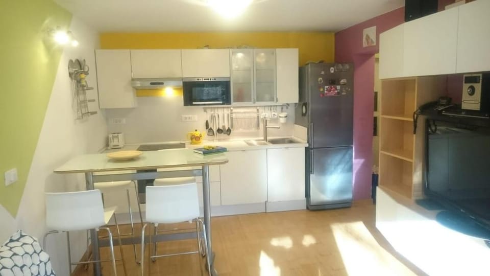 Kitchen or kitchenette, Dining area, dishwasher, stove