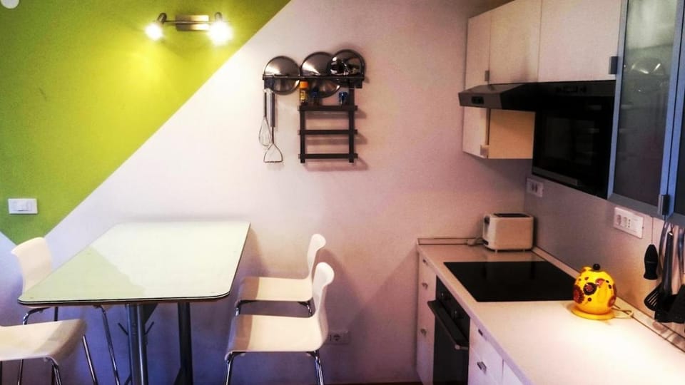 Kitchen or kitchenette, Dining area, stove