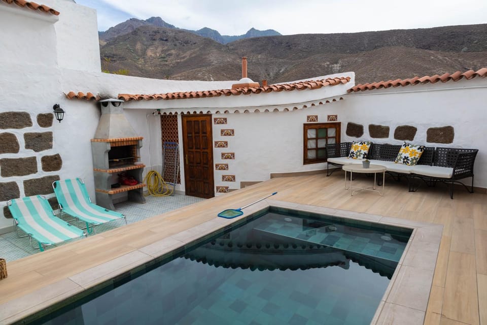 Swimming pool, sunbed