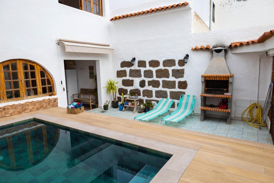Patio, Swimming pool, sunbed