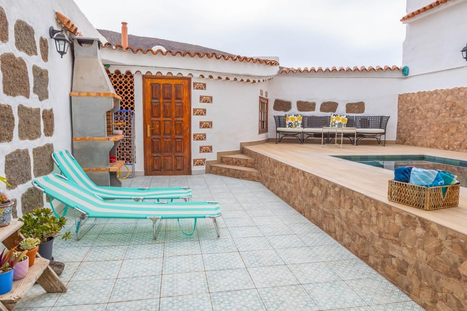 Patio, Swimming pool, sunbed