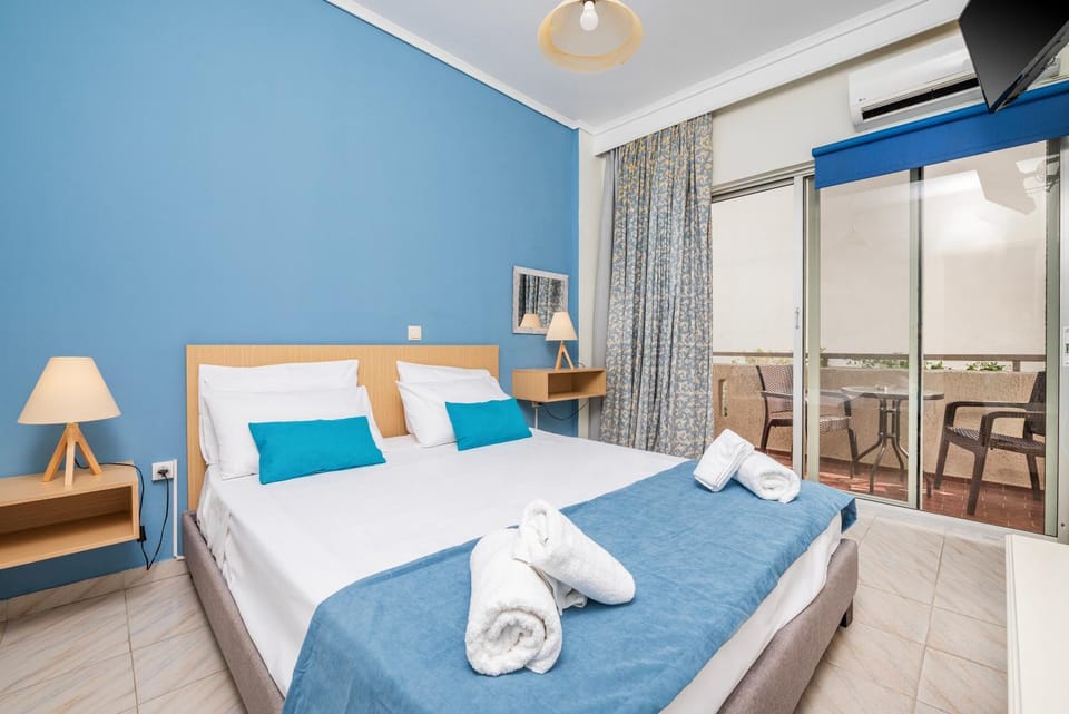 Bed, TV and multimedia, Bedroom