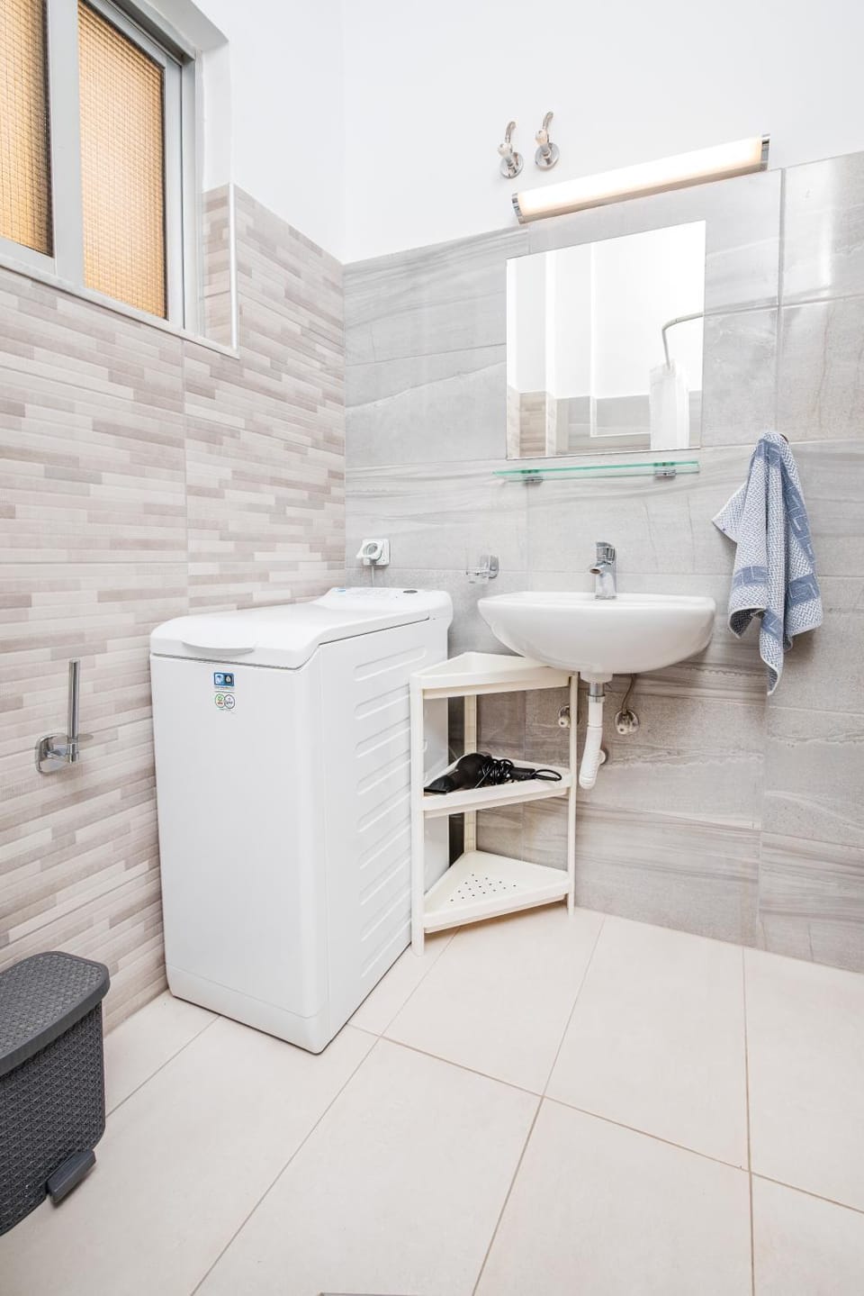 Bathroom, washing machine