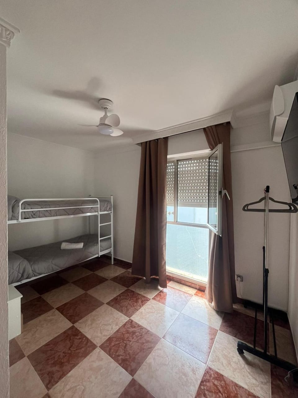 Bed, TV and multimedia, Photo of the whole room, Bedroom, bunk bed, towels