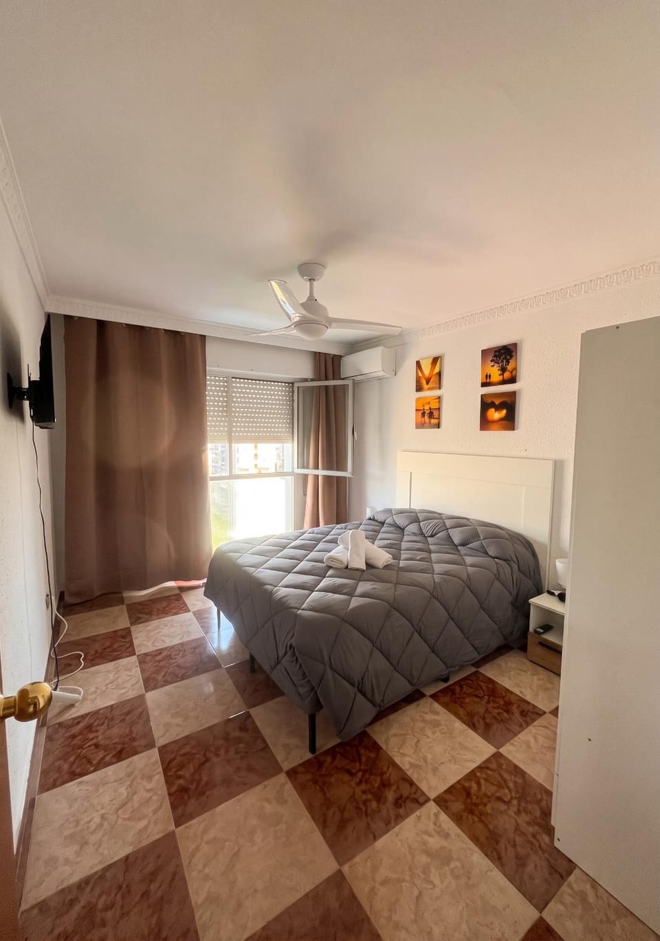 Bed, TV and multimedia, Photo of the whole room, Bedroom