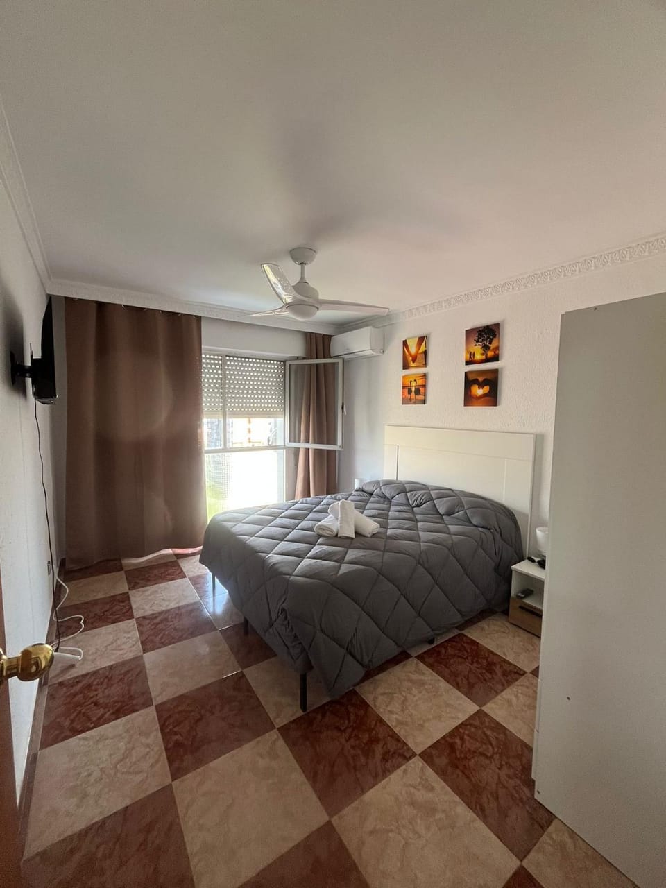 Bed, TV and multimedia, Photo of the whole room, Bedroom, air conditioner