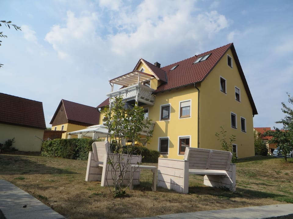 Property building, Garden, Balcony/Terrace