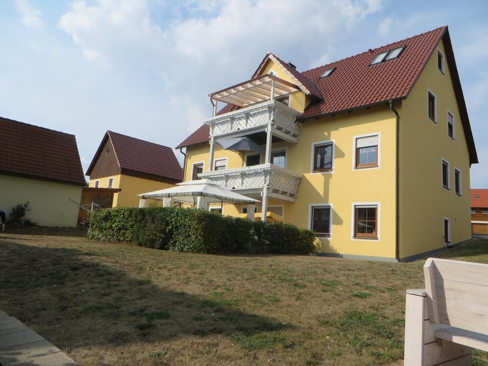 Property building, Garden, Balcony/Terrace