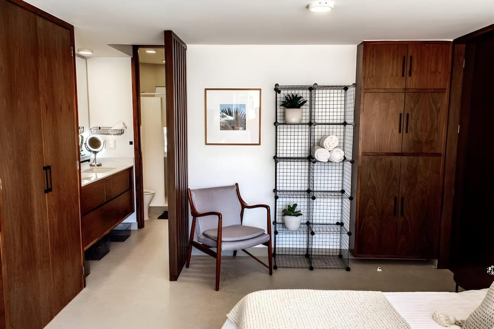 Property building, Bed, Bedroom, towels, towels