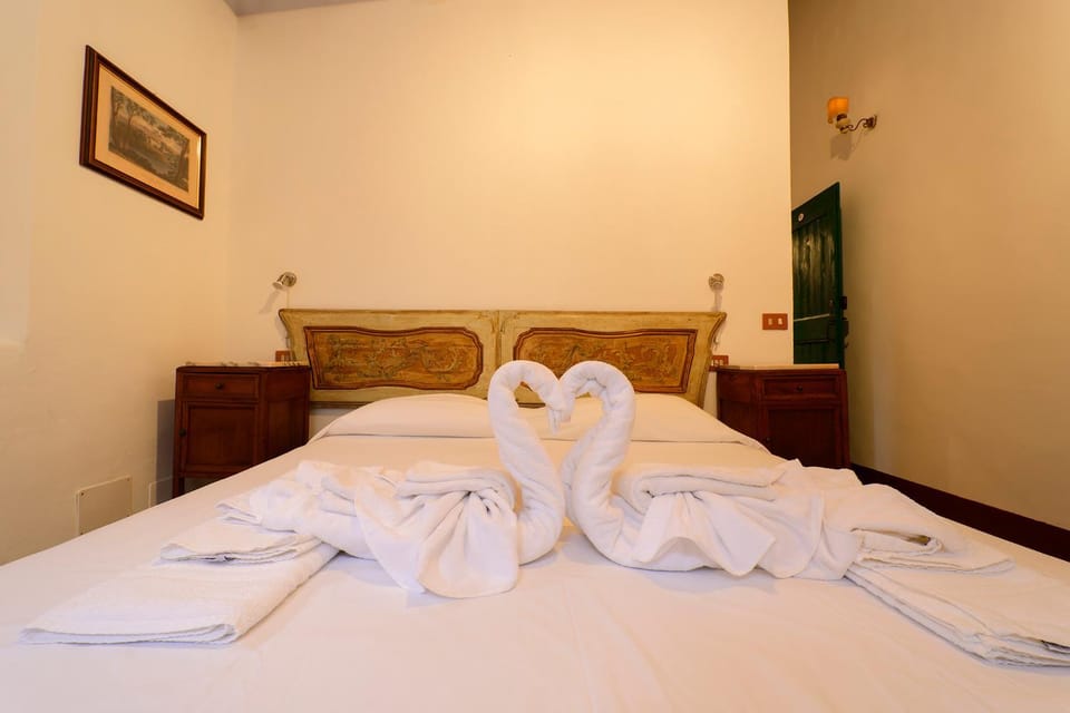 Bed, Bedroom, towels