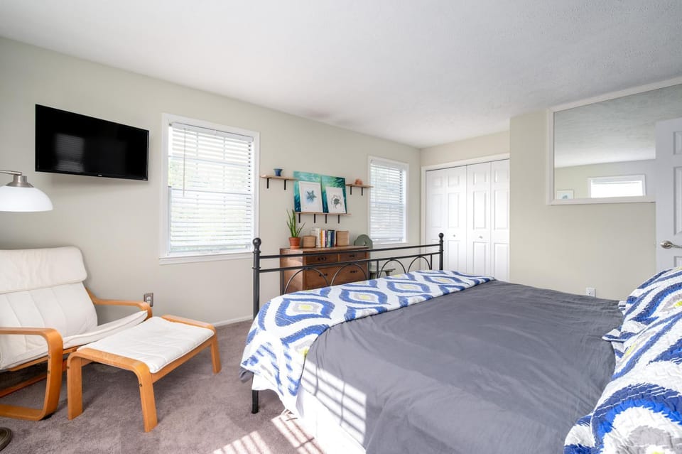 Bed, TV and multimedia, Bedroom