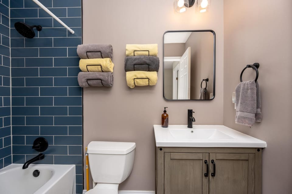 Shower, Toilet, Bathroom, towels