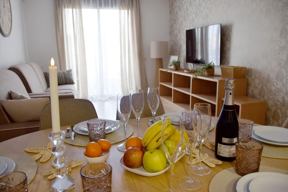 Communal lounge/ TV room, TV and multimedia, Living room, Food and drinks, Dining area, Food, Meals