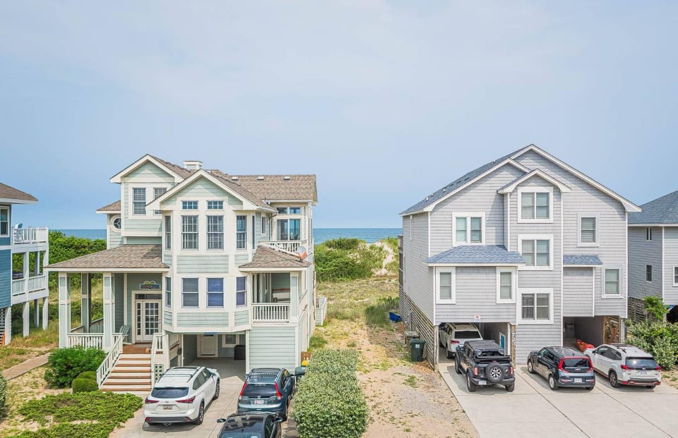 A Beach Ball - Corolla, Crown Point, Semi-Oceanfront, 50 Ft to Beach Access, Community Pool, Hot Tub, Pets OK House in Corolla