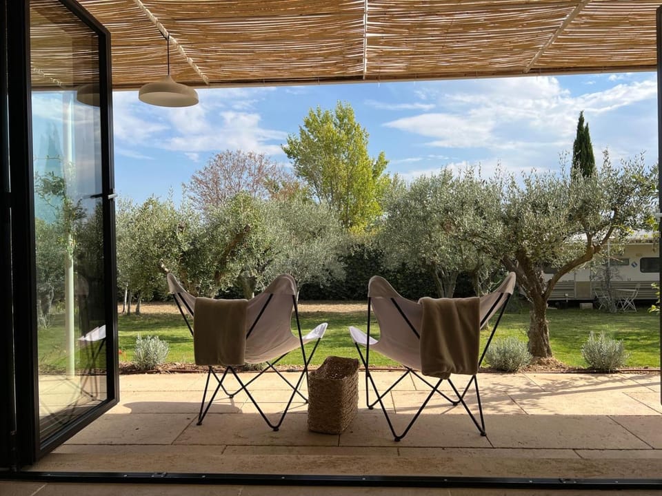 EcoLodge romantique proche Lourmarin Piscine Privée Borne recharge House in Lourmarin