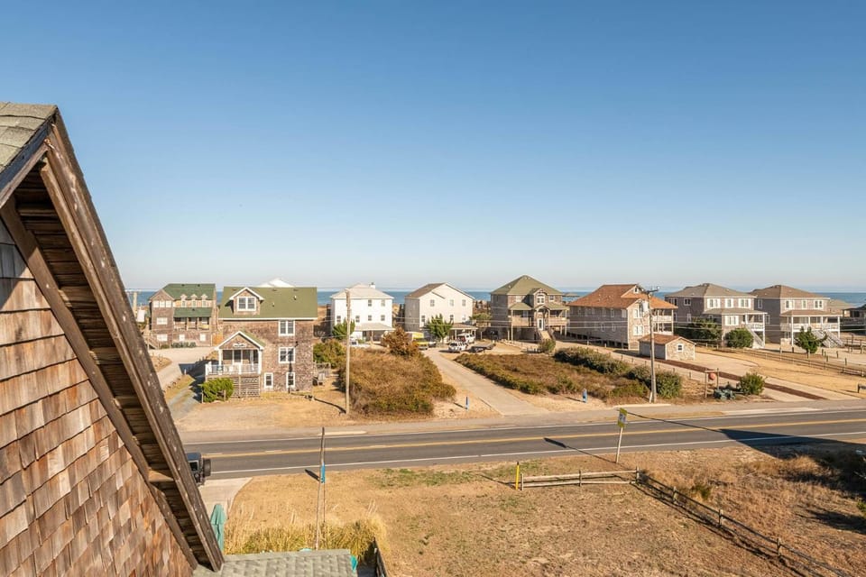 Pirates Hideout - Nags Head MP 10, Ocean View, Pool, Tiki Bar, Fenced Yard, Pets OK, Flex Stays House in Kill Devil Hills