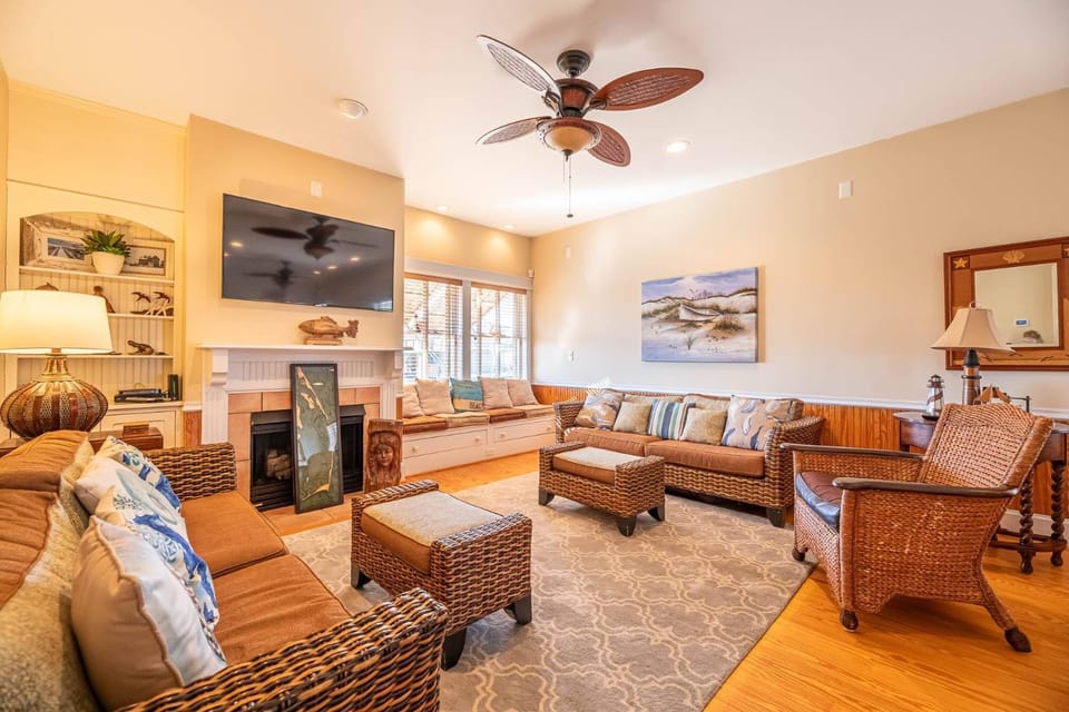 Pirates Hideout - Nags Head MP 10, Ocean View, Pool, Tiki Bar, Fenced Yard, Pets OK, Flex Stays House in Kill Devil Hills