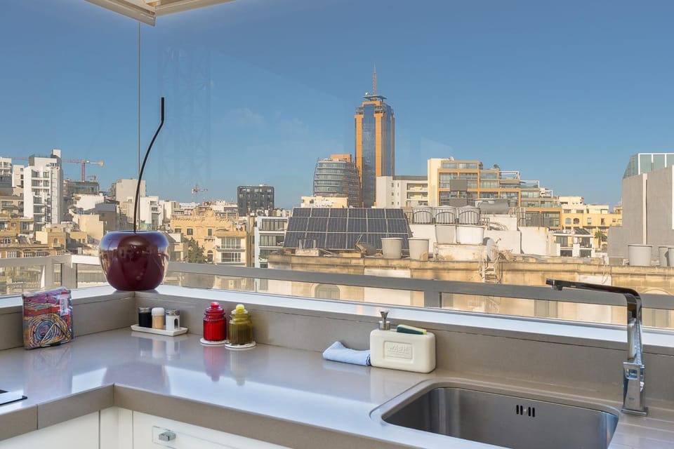 Kitchen or kitchenette, City view