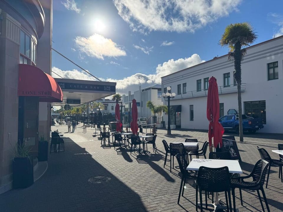 Chic 2 Bedroom Apartment in Art Deco Napier Apartment in Napier