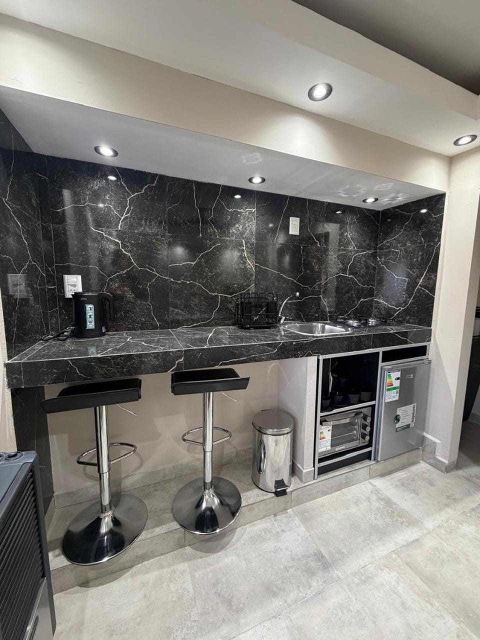 Kitchen or kitchenette, minibar, stove