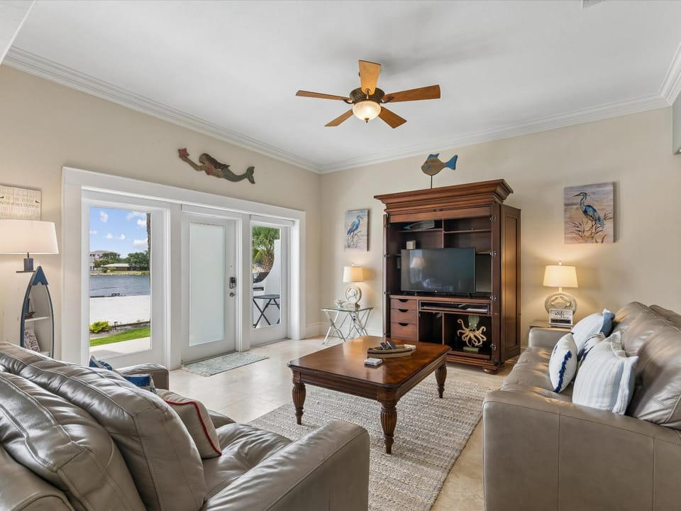 TV and multimedia, Living room, Seating area, Sea view, furniture