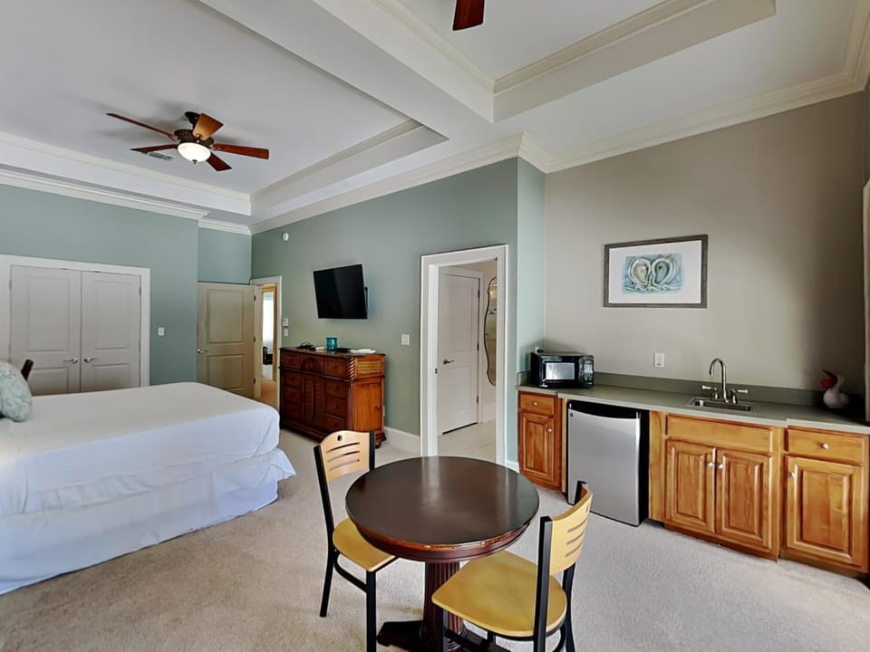 Bed, TV and multimedia, Kitchen or kitchenette, Seating area, Dining area, Bedroom, furniture, microwave