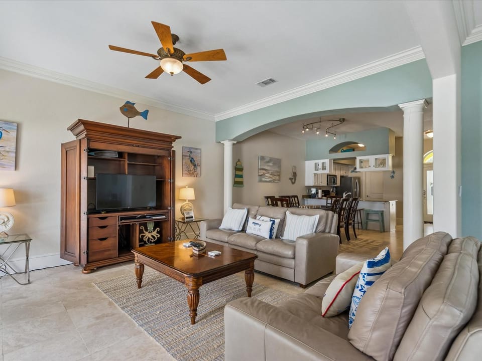 TV and multimedia, Kitchen or kitchenette, Living room, Seating area, Dining area, furniture