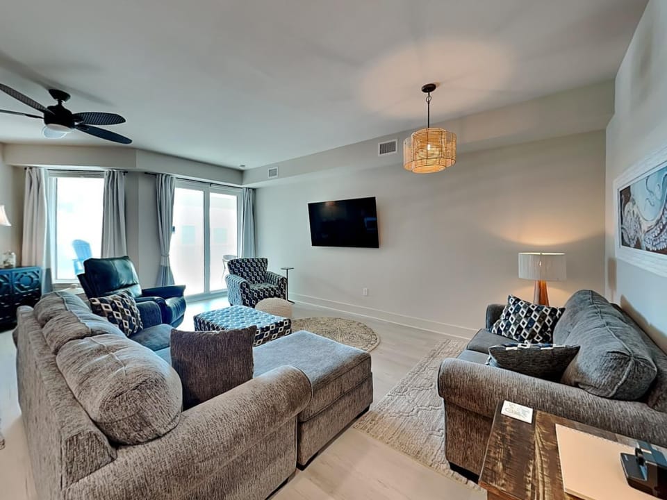 TV and multimedia, Living room, Seating area, furniture, air conditioner