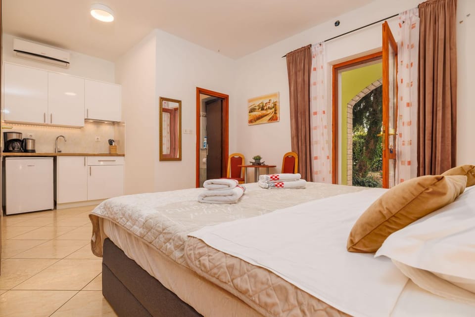 Bed, Kitchen or kitchenette, Bedroom, towels, air conditioner
