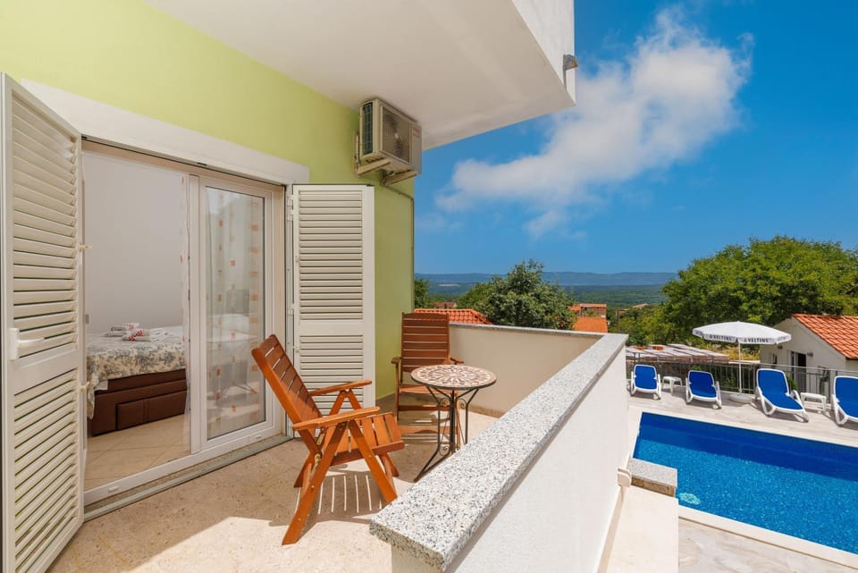 Balcony/Terrace, Pool view, Swimming pool, sunbed