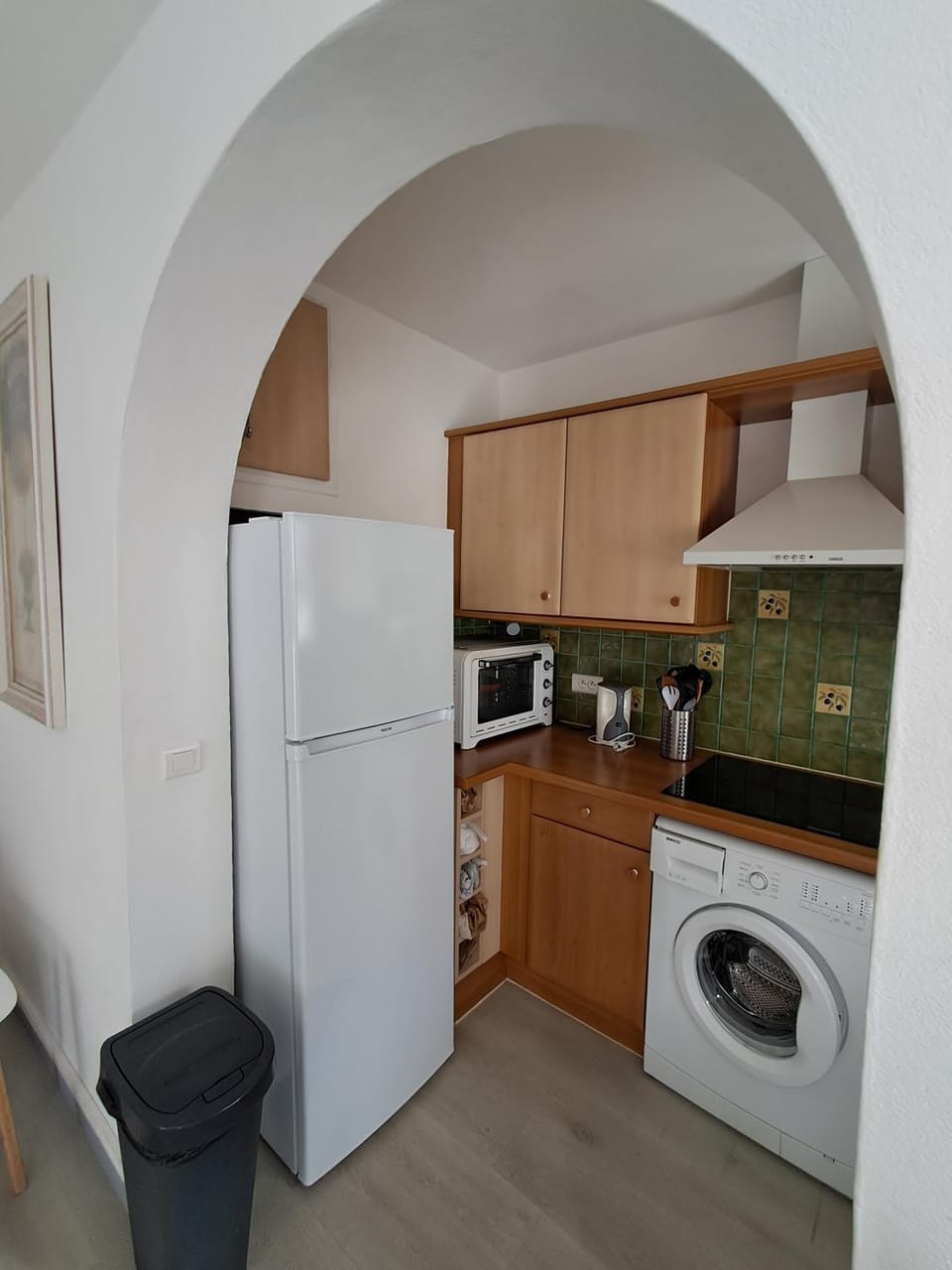 Kitchen or kitchenette, oven, washing machine