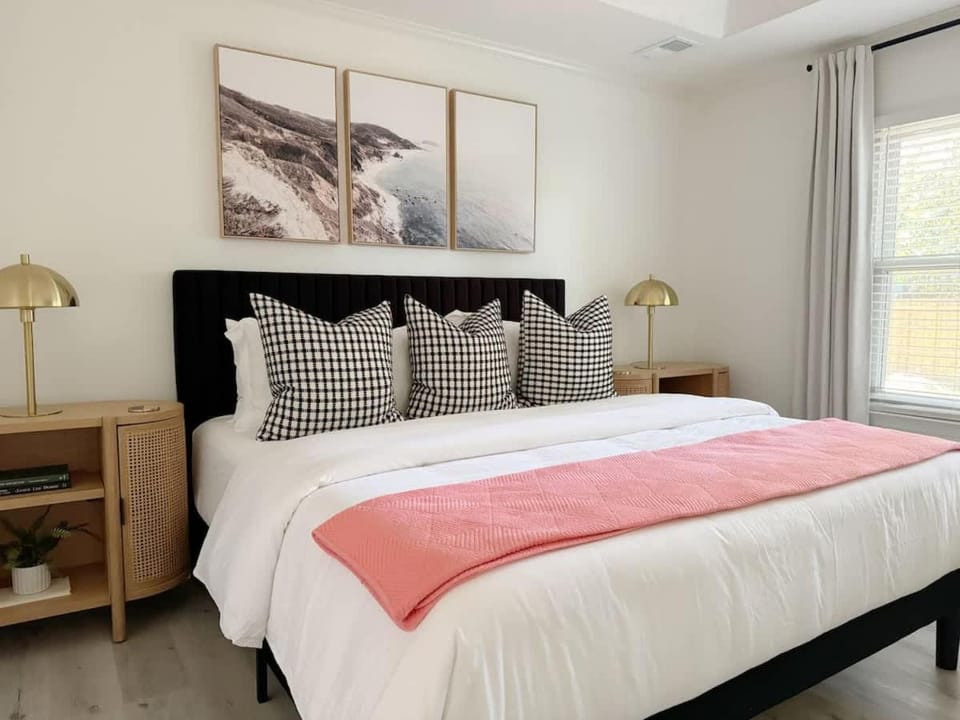 Modern Home Near Beach & City Dog Friendly House in Wilmington Island