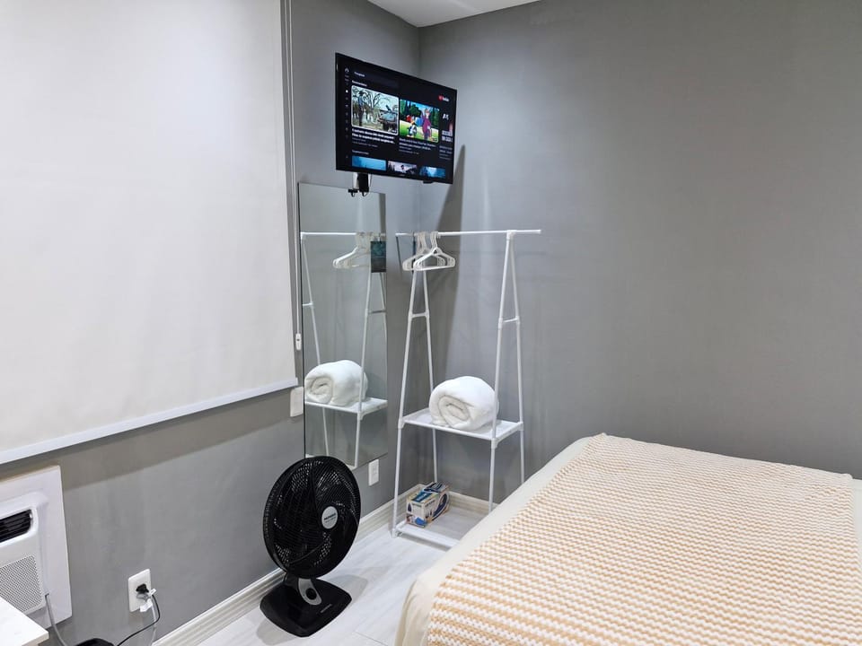 Bed, TV and multimedia, Bedroom