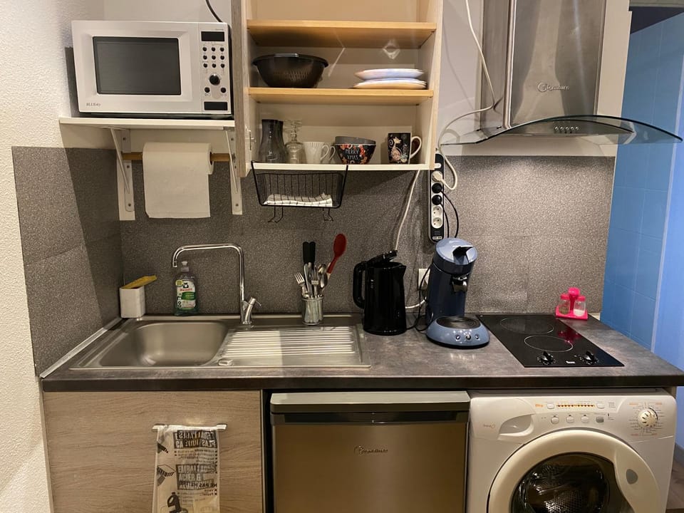 Nancy, Magnifique studio totalement climatisé, meublé, salle de bains et wc séparés, parking privé, cuisine équipée, WIFI Apartment in Grand Est