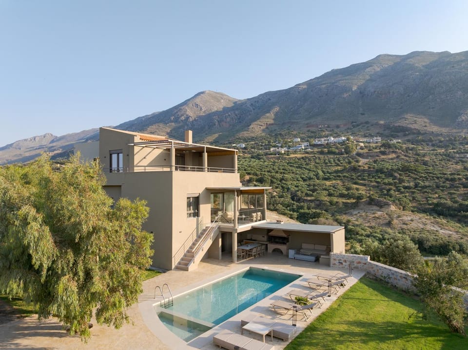 Property building, Day, Natural landscape, Mountain view, Pool view, Swimming pool, sunbed