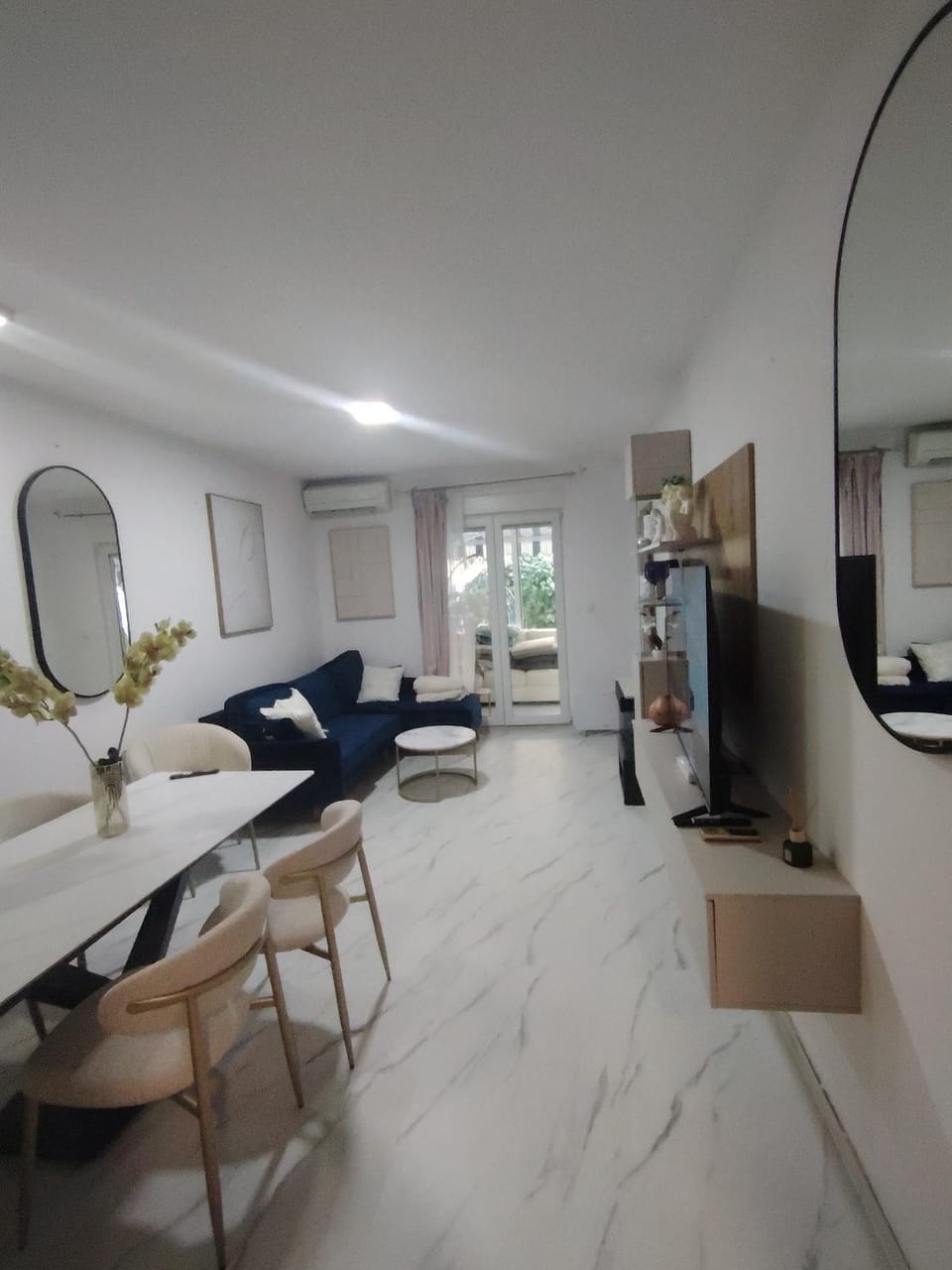 TV and multimedia, Kitchen or kitchenette, Living room, Photo of the whole room, Dining area